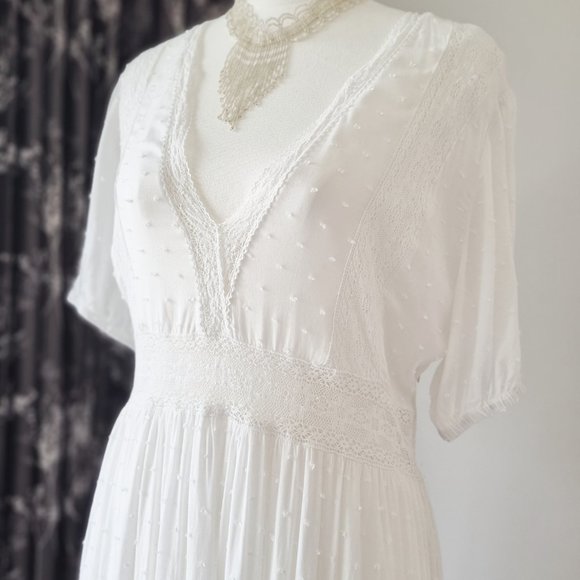 Pretty white dress with lace detail - Picture 4 of 4